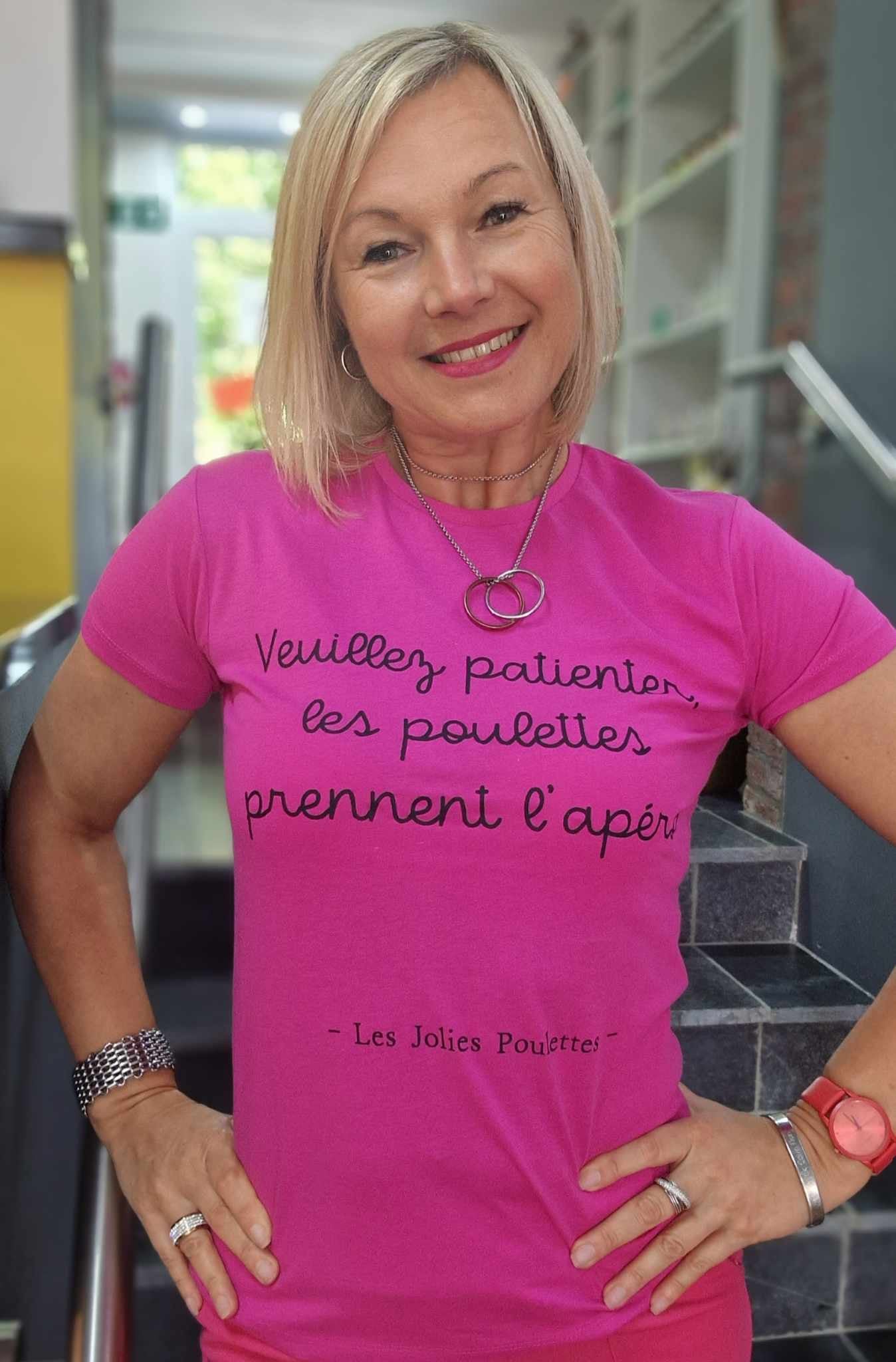 T-shirt "Veuillez patienter, les poulettes..."